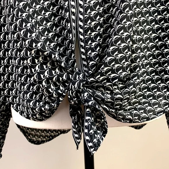 Max Studio Chic Black & White Tie Front Geometric Blouse - Picture 7 of 10